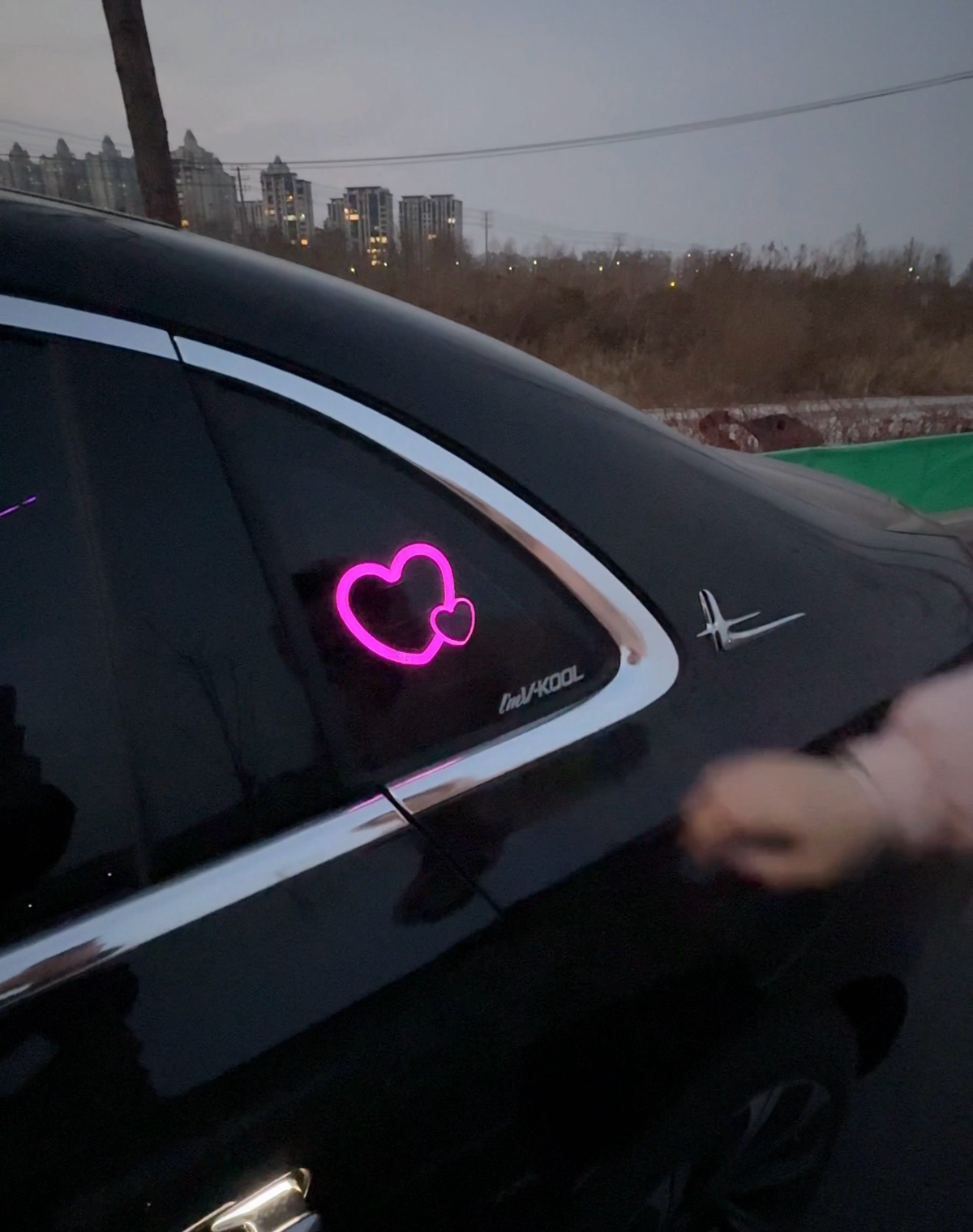 Solar-Powered Wireless Heart-Shaped LED Car Interior Neon Glow – Heart Atmosphere C-Pillar Light & Window Decoration